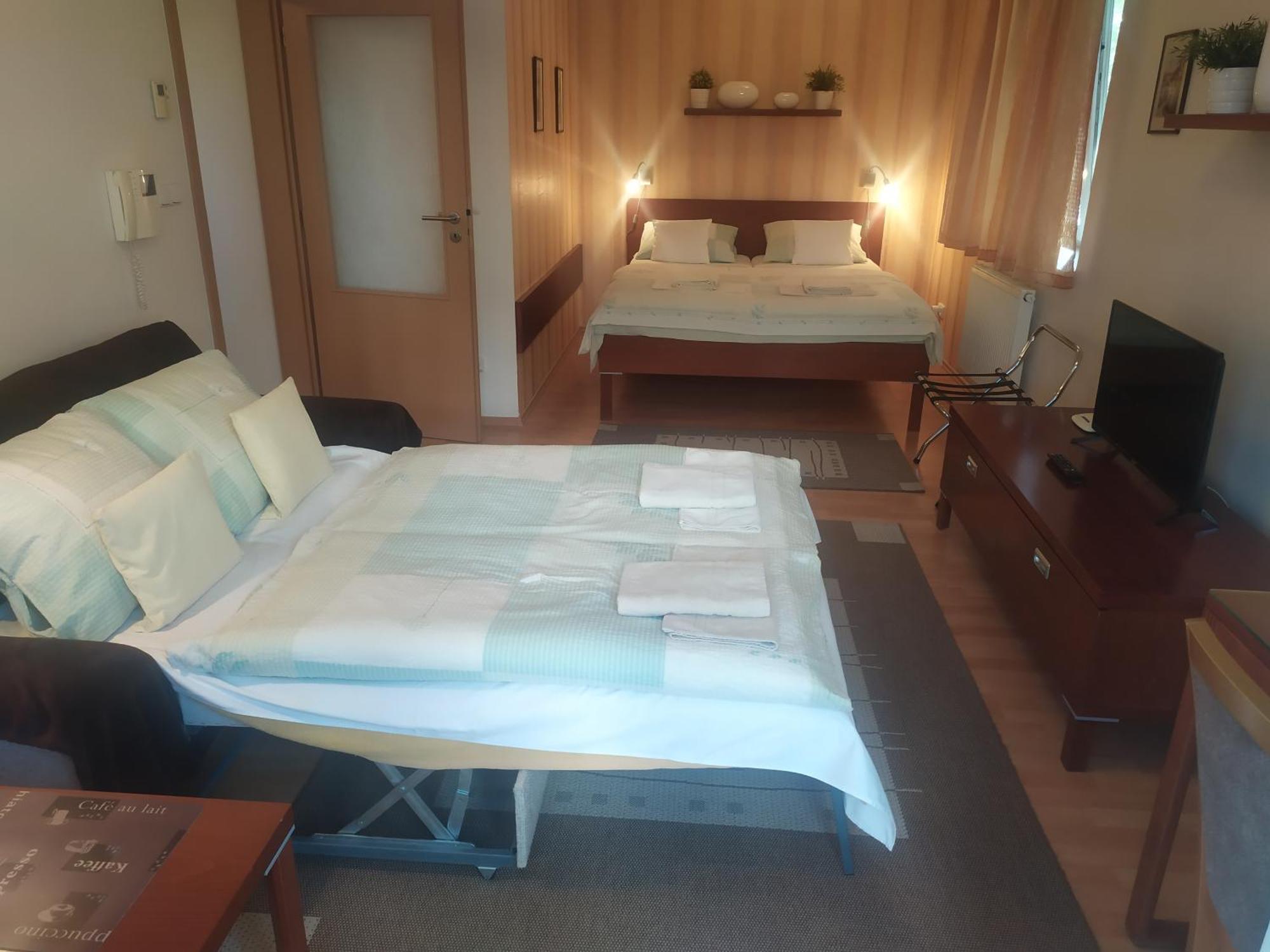 Gonda Apartments ฮราเดตสคราโลเว ภายนอก รูปภาพ