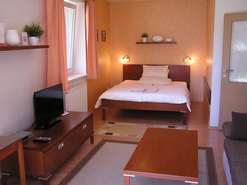 Gonda Apartments ฮราเดตสคราโลเว ภายนอก รูปภาพ