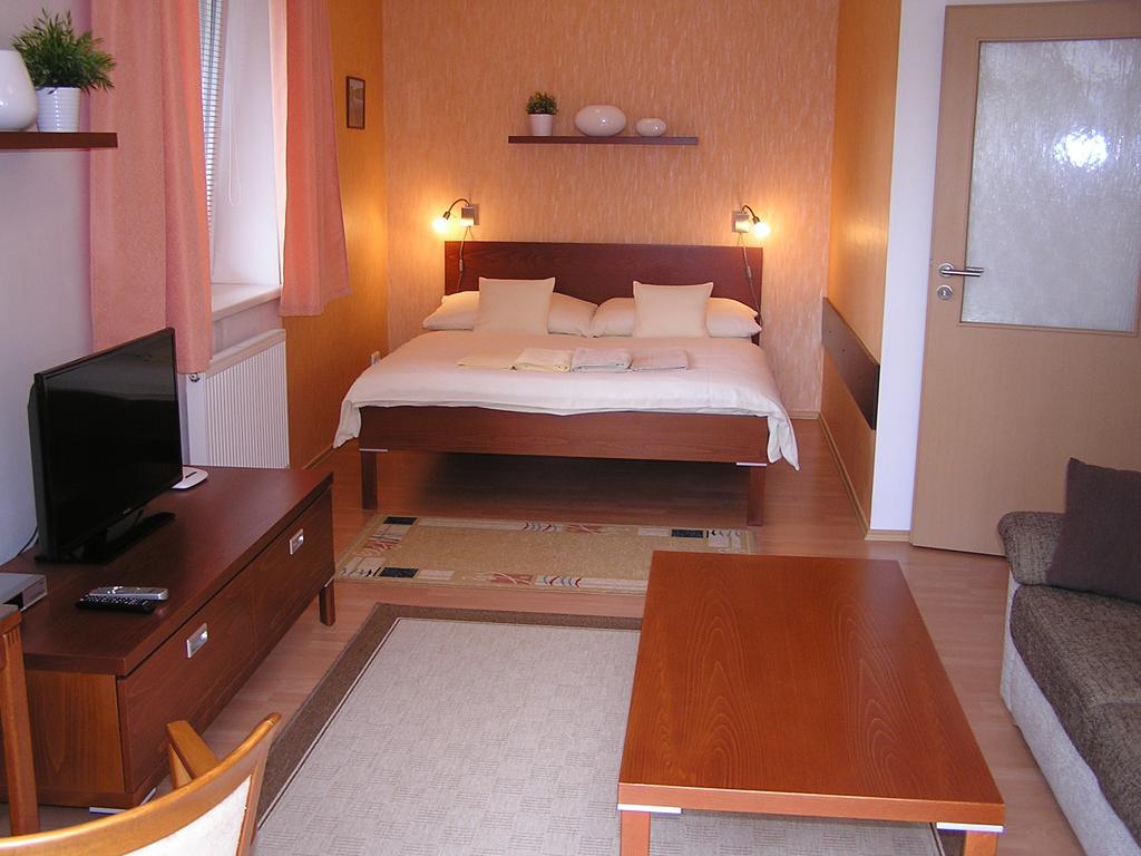 Gonda Apartments ฮราเดตสคราโลเว ภายนอก รูปภาพ