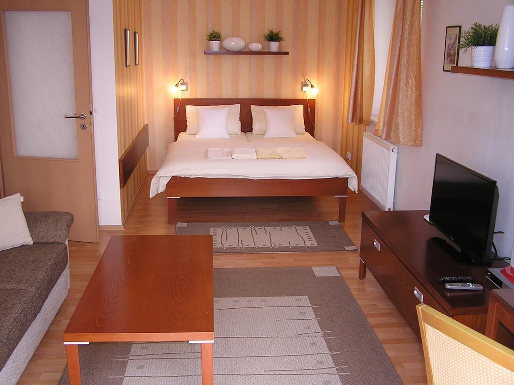 Gonda Apartments ฮราเดตสคราโลเว ภายนอก รูปภาพ