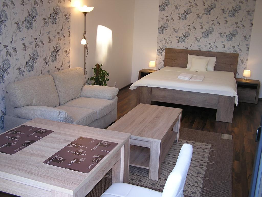 Gonda Apartments ฮราเดตสคราโลเว ภายนอก รูปภาพ