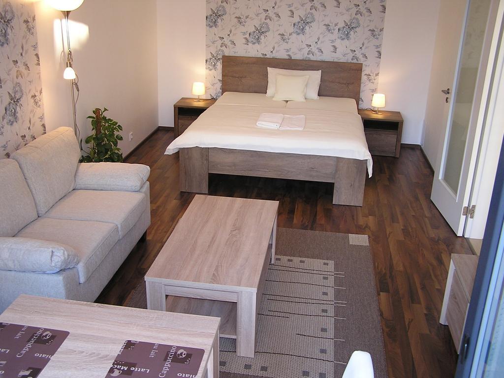 Gonda Apartments ฮราเดตสคราโลเว ภายนอก รูปภาพ