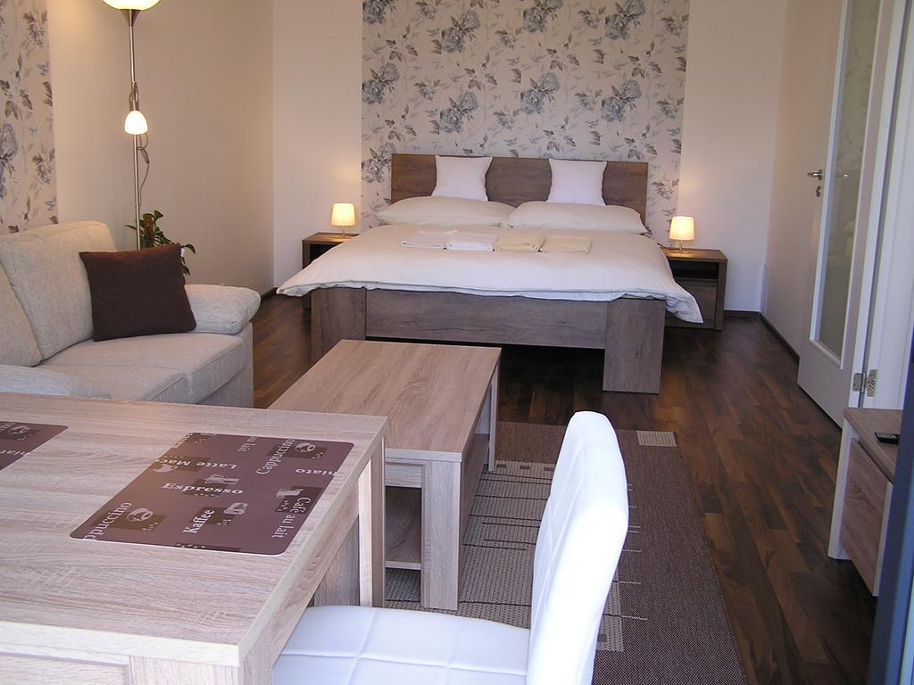 Gonda Apartments ฮราเดตสคราโลเว ภายนอก รูปภาพ