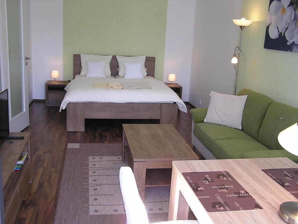 Gonda Apartments ฮราเดตสคราโลเว ภายนอก รูปภาพ
