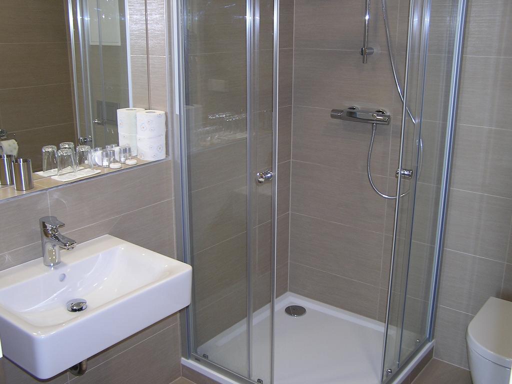 Gonda Apartments ฮราเดตสคราโลเว ภายนอก รูปภาพ
